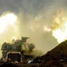 Tem uma guerra no caminho dos cortes nas taxas de juros - JALAA MAREY / AFP