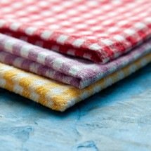 Escolher o pano de prato certo pode deixar a cozinha mais bonita e versátil - Freepik