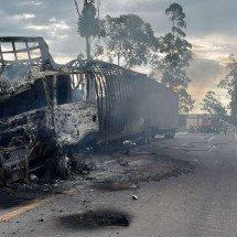 Acidente entre carretas deixa dois mortos e interdita a BR-251, em Salinas - CBMMG