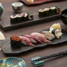 Gastronomia japonesa vai muito além do sushi; veja a variedade de quitutes - wikimedia commons MUSUBI KILN