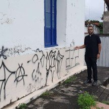 Igreja tombada em Santa Luzia é pichada 