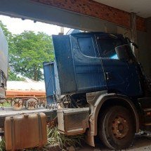 Carreta causa risco de desmoronamento em restaurante na BR-040 - Corpo de Bombeiros/Divulgação