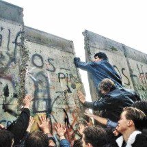 A queda de um símbolo e a derrocada de um sistema - arquivo em