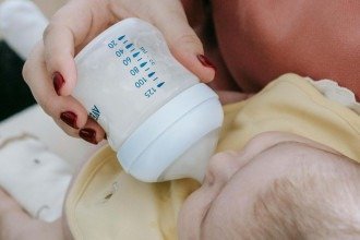 Como higienizar mamadeiras e utensílios do bebê corretamente