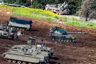 Veículos de combate são vistos em uma área de concentração perto da fronteira com o Líbano, no norte de Israel, em 20 de março de 2026 -  (crédito: ODD ANDERSEN / AFP)