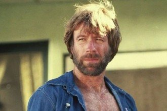 Chuck Norris no filme 'McQuade, o lobo solitário' (1983)  -  (crédito: Reprodução)