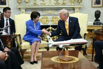 Primeira-ministra do Japão e Trump durante encontro na Casa Branca -  (crédito:  JIM WATSON / AFP  )