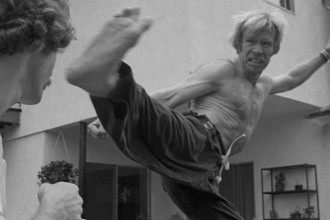 Chuck Norris praticando artes marciais -  (crédito: Redes Sociais / Reprodu&ccedil;&atilde;o)