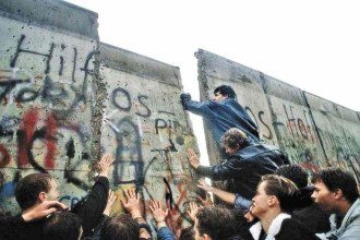 A queda de um símbolo e a derrocada de um sistema