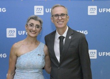 Alessandro Fernandes, à direita, e Alamanda Kfoury à esquerda, tomaram posse como reitor e vice na noite dessa quinta-feira (19/3) -  (crédito: Jebs Lima / UFMG)