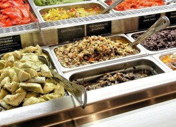 <p>Também é preciso ter cautela com refeições de self-service e alimentos crus, como sushi, principalmente em locais de grande circulação como aeroportos. A falta de controle rigoroso de temperatura e higienização favorece a contaminação cruzada.</p>
 -  (crédito: Imagem de pixel1 por Pixabay

)