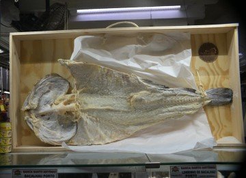 Há apenas duas unidades do peixe com cabeça na Banca Santo Antônio, no Mercado Central -  (crédito: Leandro Couri/EM/D.A.Press)