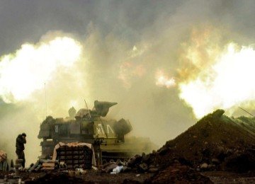 Obuseiro autopropulsado israelense dispara projéteis em direção ao sul do Líbano a partir do norte de Israel, em 20 de março de 2026 -  (crédito: JALAA MAREY / AFP)