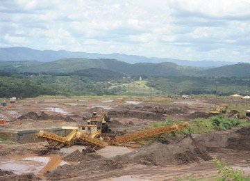 Na foto, vista da estação de buscas, ultima área de rejeitos e ultima área de atuação dos bombeiros em busca dos desaparecidos. A estação fica em frente a barragem -  (crédito: Alexandre Guzanshe/EM/D.A. Press)