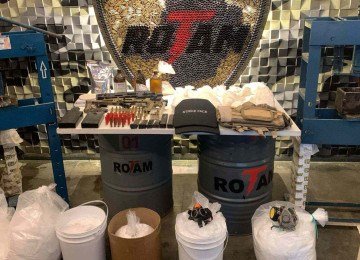 Rotam apreendeu drogas, armas, munições e três litros de ácido sulfúrico -  (crédito: PMMG/Reprodução)