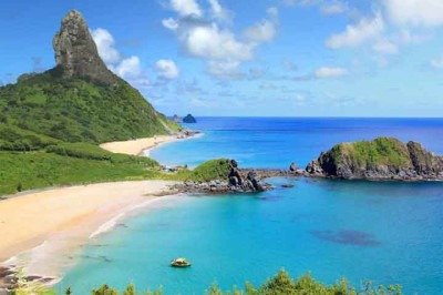 <p><span class='hover:entity-accent entity-underline inline cursor-pointer align-baseline'><span class='whitespace-normal'>Fernando de Noronha, em Pernambuco,</span></span> é um arquipélago composto por 21 ilhas, ilhotas e rochedos de origem vulcânica conhecido por suas paisagens preservadas e rica vida marinha.</p>
 -  (crédito:  Divulgação/Governo de Pernanbuco)