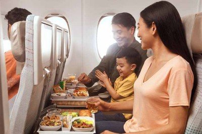 <p>Isso se explica por conta da pressurização da cabine, da baixa umidade e do tempo prolongado sentado assim, o organismo responde de forma diferente do normal a tudo que se consome.</p>
 -  (crédito: Divulgação Emirates)