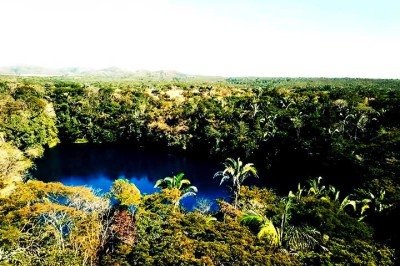 <p>Um ponto turístico em Niquelândia chama atenção pelas características incomuns de suas águas e pela aparência quase enigmática. A Lagoa Azul de Niquelândia atrai visitantes pela cor intensa e pela transparência impressionante.</p>
 -  (crédito:  Reprodução do Youtube Canal Nos Mínimos Detalhes)