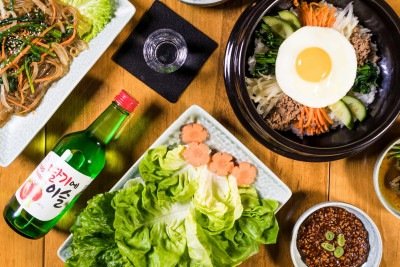 Uma mesa farta com pratos cl&aacute;ssicos da culin&aacute;ria coreana, como bibimbap e japchae, que fazem sucesso nos doramas. -  (crédito: Pexels)