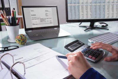 A organiza&ccedil;&atilde;o de documentos e c&aacute;lculos financeiros &eacute; fundamental na declara&ccedil;&atilde;o do Imposto de Renda, exigindo aten&ccedil;&atilde;o contra fraudes. -  (crédito: iStock)