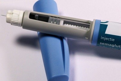 Caneta injetora de semaglutida, princ&iacute;pio ativo de medicamentos como Ozempic e Wegovy, utilizada no tratamento de diabetes e obesidade. -  (crédito: Haberdoedas/ Unsplash)