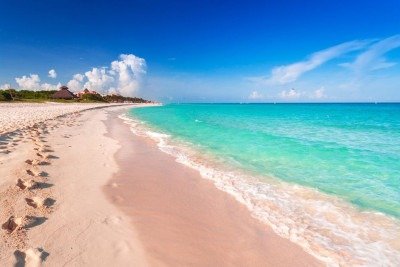 Cen&aacute;rio id&iacute;lico de areia branca e mar azul-turquesa, um dos principais atrativos dos destinos caribenhos em disputa. -  (crédito: Patryk_Kosmider de Getty Images Pro)
