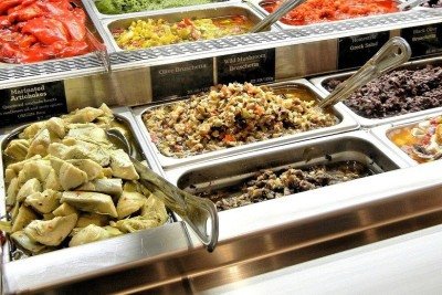 <p>Também é preciso ter cautela com refeições de self-service e alimentos crus, como sushi, principalmente em locais de grande circulação como aeroportos. A falta de controle rigoroso de temperatura e higienização favorece a contaminação cruzada.</p>
 -  (crédito: Imagem de pixel1 por Pixabay

)