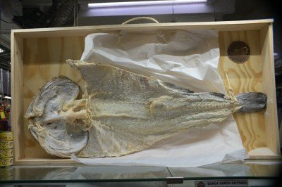 Há apenas duas unidades do peixe com cabeça na Banca Santo Antônio, no Mercado Central -  (crédito: Leandro Couri/EM/D.A.Press)