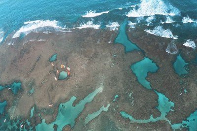 <p>A Costa dos Corais, localizada entre Alagoas e Pernambuco, abriga a maior unidade de conservação marinha costeira do Brasil. A região reúne recifes, manguezais e uma rica biodiversidade.</p>
 -  (crédito: reprodução/
Viagens Cine)