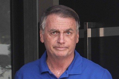 Ex-presidente Jair Bolsonaro na porta de casa após determinação do ministro Alexandre de Moraes para policiamento constante em frente à residência, em 27/08/2025 -  (crédito: Gabriela Biló/Folhapress)