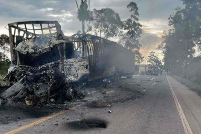 Carreta bitrem pegou fogo após colisão -  (crédito: CBMMG)