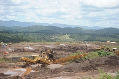 Na foto, vista da estação de buscas, ultima área de rejeitos e ultima área de atuação dos bombeiros em busca dos desaparecidos. A estação fica em frente a barragem -  (crédito: Alexandre Guzanshe/EM/D.A. Press)