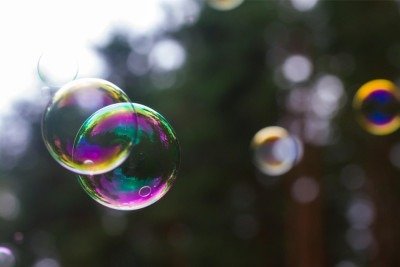 <p>Presente em festas infantis e juninas, as bolhas de sabão fazem a alegria da criançada pelo Brasil e também já foram objeto de estudo científico. Uma brincadeira que ajuda a estimular a coordenação motora, respiração e o desenvolvimento da linguagem.</p>
 -  (crédito: Pixabay)