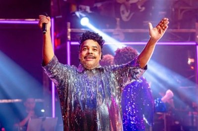 <p>Thór Junior interpreta Tim Maia no musical que estreou em 6 de março de 2026, no Teatro Casa Grande, no Rio de Janeiro. Com duas horas e meia de duração, o espetáculo mistura soul, funk e cadências de rap, com arranjos inspirados na banda Vitória Régia, e reúne sucessos como “Não Quero Dinheiro (Só Quero Amar)”, “Réu Confesso” e “Que Beleza”.</p>
 -  (crédito: Divulgação)