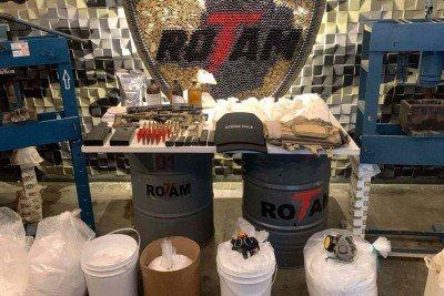 Rotam apreendeu drogas, armas, munições e três litros de ácido sulfúrico -  (crédito: PMMG/Reprodução)