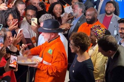 Lula serviu pães de queijo a jornalistas após atraso de agenda -  (crédito: Edésio Ferreira/EM/D.A. Press)