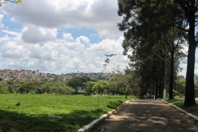 Cemitério da Paz, no bairro Caiçaras, região noroeste de Belo Horizonte -  (crédito: Crédito: Suziaene Brugnara)