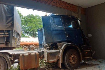 Carreta desgovernada atinge restaurante na BR-040 em João Pinheiro. -  (crédito: Corpo de Bombeiros/Divulgação)