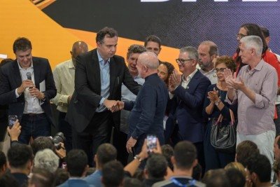 Rodrigo Pacheco cumprimentando Lula em Sete Lagoas -  (crédito: Leandro Couri/EM/D.A. Press)