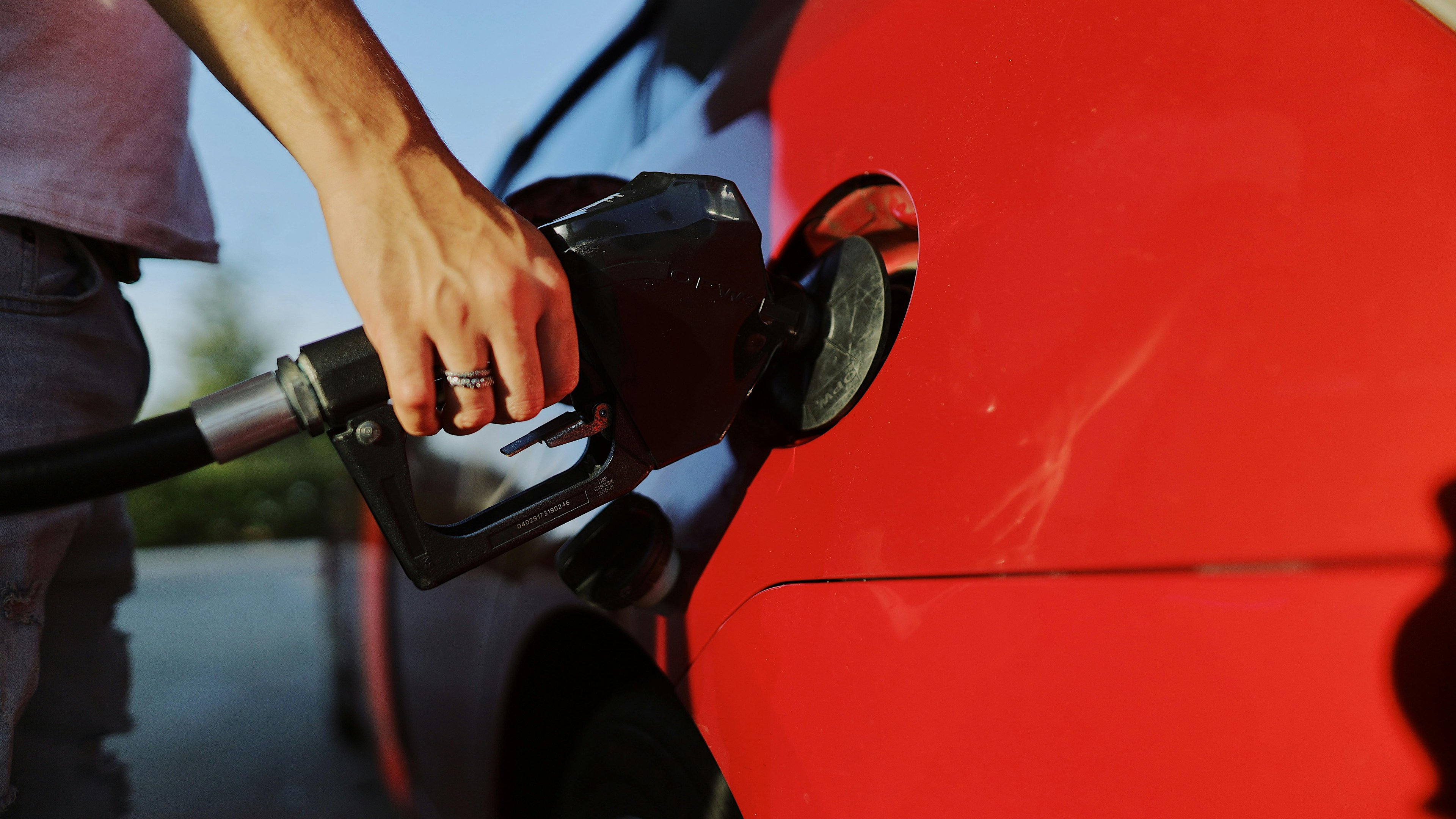 O ato de abastecer o carro reflete a complexa cadeia de fatores que determinam o pre&ccedil;o final da gasolina -  (crédito: Pexels)