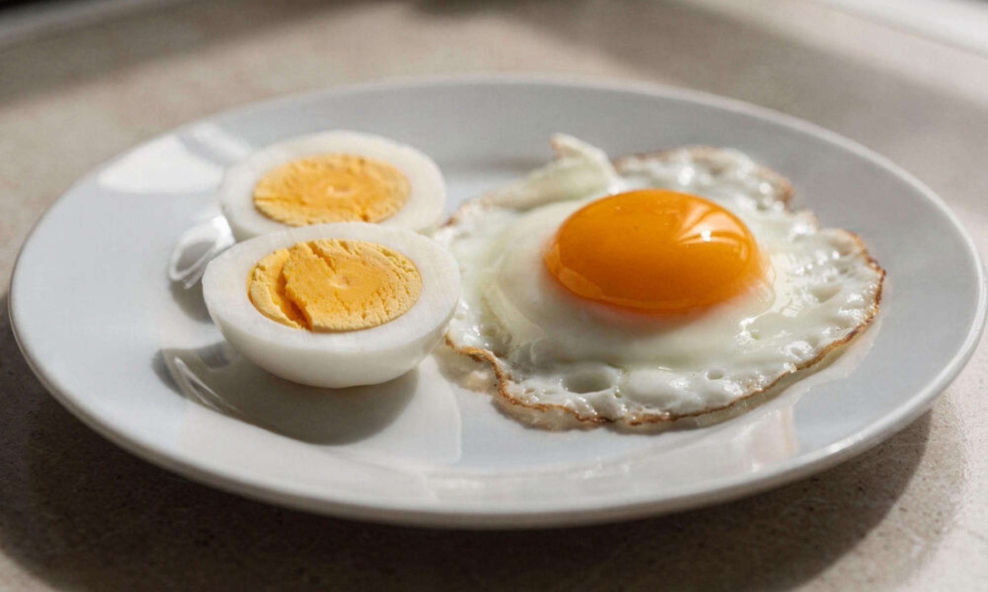 Quais ovos são mais saudáveis, cozidos ou fritos? A resposta depende mais do preparo do que do ovo -  (crédito: Tupi)