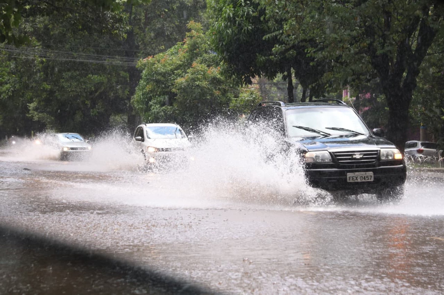Carros circulam na Av. Get&uacute;lio Vargas, pr&oacute;ximo &agrave; Av. Afonso Pena, tomada pela &aacute;gua-Marcos Vieira/EM/D.A Press