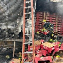 Estouro de pneu causa incêndio e destrói carreta na BR-381 em MG - CBMMG