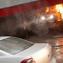 Carro em conserto pega fogo em centro automotivo de BH