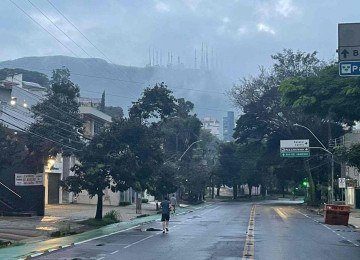 Sabado amanheceu chuvoso em Belo Horizonte, mas mesmo assim algumas pessoas arriscaram correr na Avenida Benadeirantes. Clima deve ficar firme domingo -  (crédito: Mateus Parreiras/EM/D.A.Press)