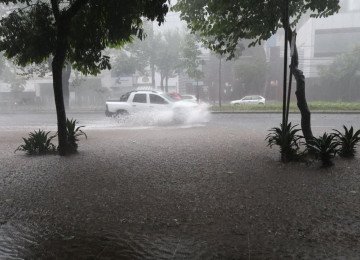 Carro se arrisca na Av. Get&uacute;lio Vargas, perto do cruzamento da Av. Afonso Pena -  (crédito: Marcos Vieira/EM/D.A Press)