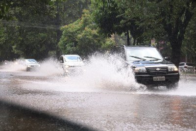 Carros circulam na Av. Get&uacute;lio Vargas, pr&oacute;ximo &agrave; Av. Afonso Pena, tomada pela &aacute;gua -  (crédito: Marcos Vieira/)