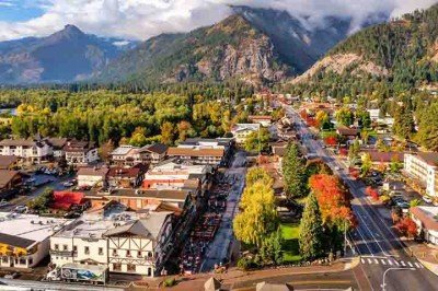 <p>Localizada na Península de Monterey, na Califórnia, Carmel-by-the-Sea, ou simplesmente Carmel, é uma pequena cidade costeira que ganhou fama internacional por reunir paisagens naturais marcantes, vida cultural ativa e uma atmosfera acolhedora e charmosa.</p>
 -  (crédito: Reprodução do X @TimelessTrvlr)