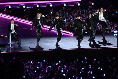  K-pop boy group BTS perform during their concert at Gwanghwamun Square in Seoul on March 21, 2026. South Korean megastars BTS reunite on March 21, for their first show in nearly four years, with an expected 260,000 fans taking over central Seoul for a K-pop extravaganza livestreamed to millions more worldwide. (Photo by KIM Min-Hee / POOL / AFP)
       -  (crédito:  AFP)