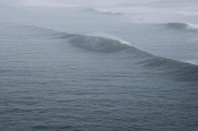 <p>Ondas gigantes existem em pontos específicos do planeta onde fatores como relevo submarino, profundidade oceânica e correntes marítimas se combinam. Esses elementos fazem com que a energia das tempestades se concentre, elevando o tamanho das ondas. Por isso, alguns locais se tornaram referência mundial para o surfe de ondas grandes.</p>
 -  (crédito: Damien Dufour/Unsplash)